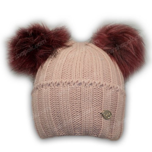 Шапка вязаная с нашивкой