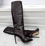 Жіночі коричневі шкіряні чоботи з тисненням "крокодил" на шпильці, фото 3