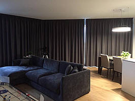 Шторы из солнцезащитной ткани в гостиной и кухне-студио