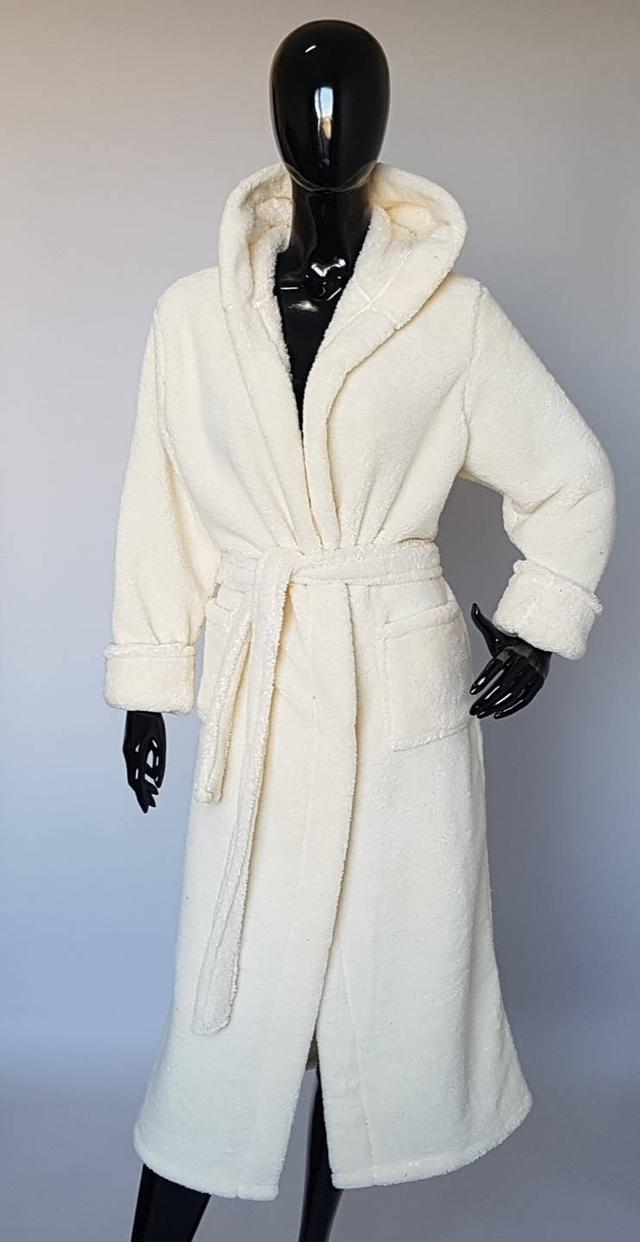 фото махровий жіночий халат молочного кольору