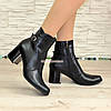 Черевики шкіряні чорні на невисокому каблуці, декоровані ремінцем, фото 2