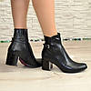 Черевики шкіряні чорні на невисокому каблуці, декоровані ремінцем, фото 4