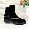 Черевики жіночі замшеві на товстій підошві, декоровані ланцюжком, фото 2