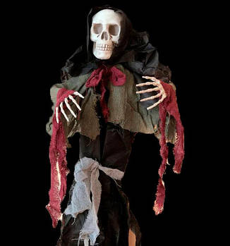 Підвісна декорація скелет "Череп в хустці" Хеллоуїн, страшний декор 90х35см
