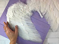 На резинке белые маленькие перьевые крылья для карнавала, маскарада, утренника 40*37