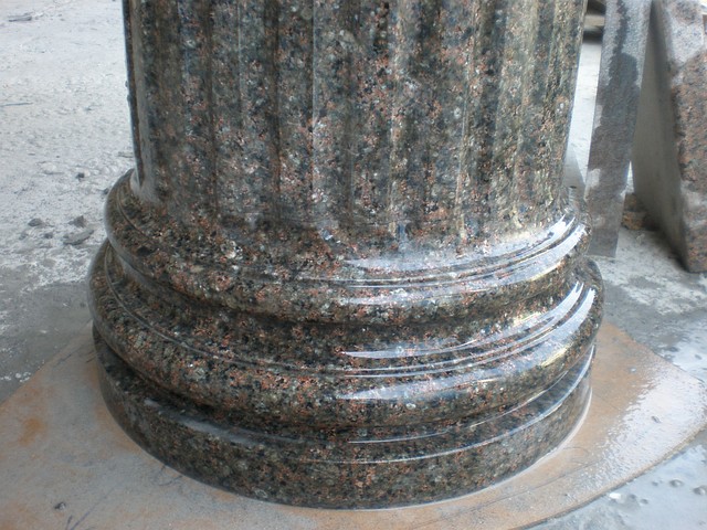 Гранітні колони з Васильського граніту