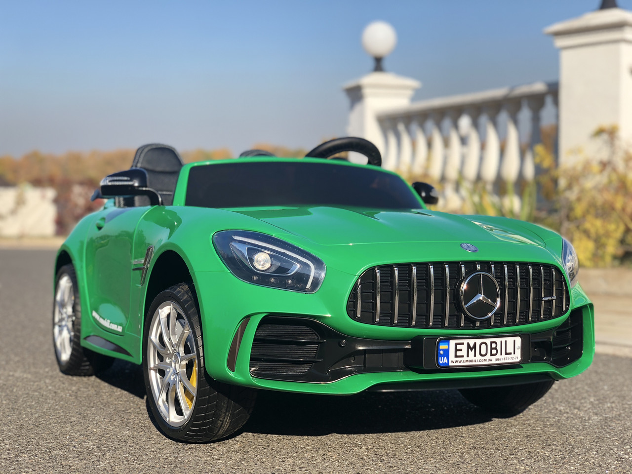 Дитячий електромобіль Mercedes-Benz AMG GTR, підсвічування днища, підсвічування ніг, двомісний, колір зелений, фото 1