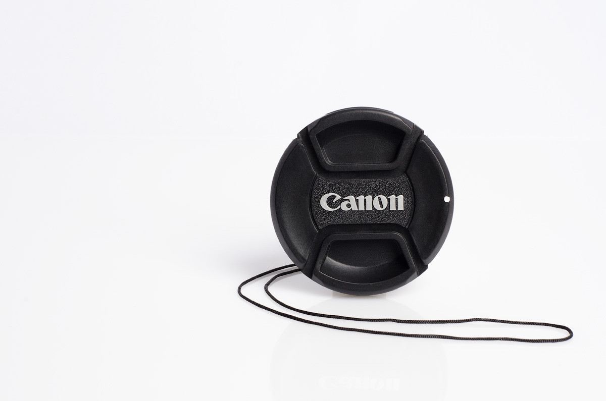 Кришка на об'єктив із написом Canon 82 мм