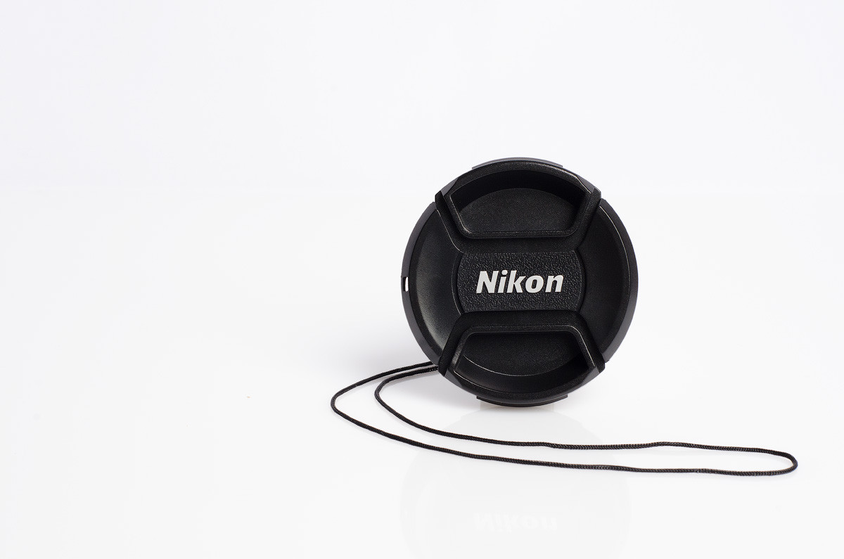 Кришка на об'єктив із написом Nikon 82 mm