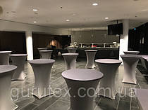 Белые Стрейч чехлы с плотным верхом. 
На стол 180*90 высота 75см.
Стрейч чехлы для фуршетной линии.