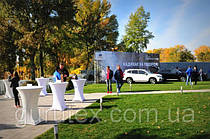 Белые стрейч чехлы из плотной ткани.
Для столов диаметром 80см и высотой 110см.
С тканью для верха, которая хорошо стирается и выглядит.