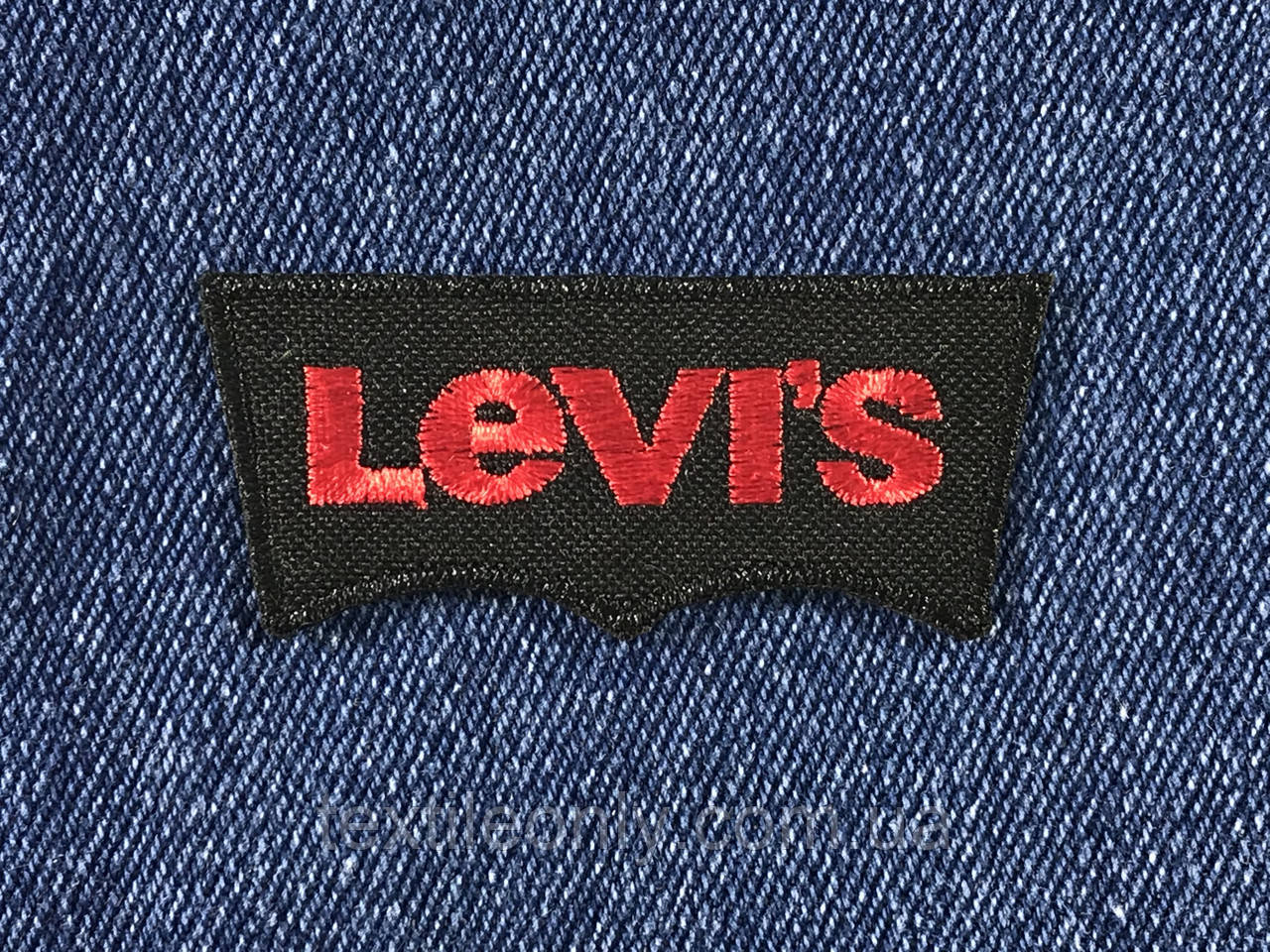 Нашивка Levis 60x26 мм чорний фон червоні літери