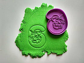 3D Форми-вирубки для пряників "Шестерка (з ведмедиком)"