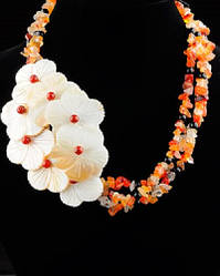 Намисто ручної роботи з природним сердликом і перламутром