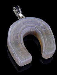 Кулон у формі підкови