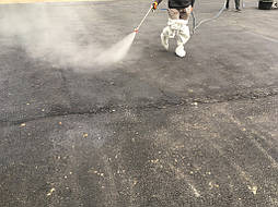 смонтированы стойки под баскетбол и стаканы волейбольных стоек