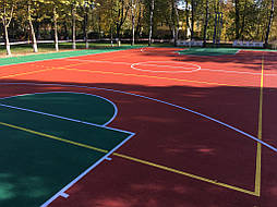 Монтаж двухслойного покрытия для спортивной площадки окончен.