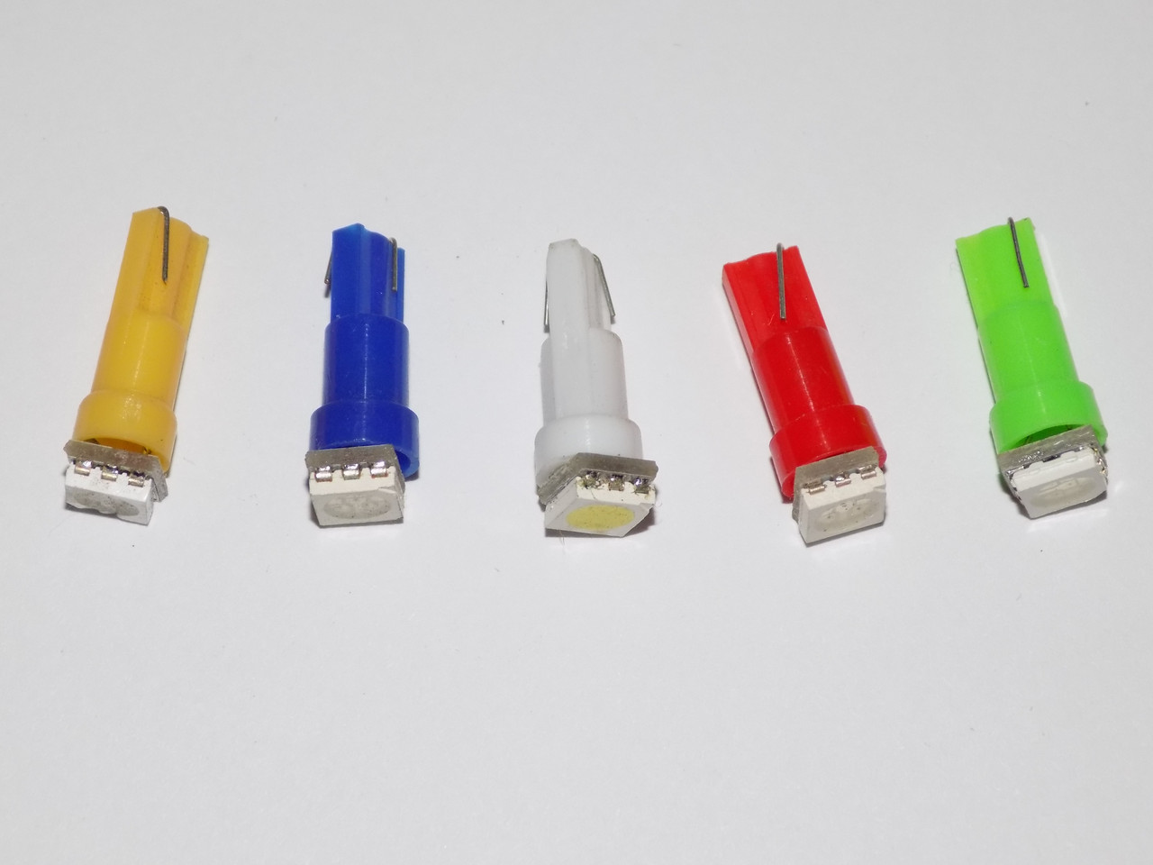 Автомобільна світлодіодна LED лампа на панелі приладів 1,2 w T5-1SMD-5050 (виробництво LED Китай)