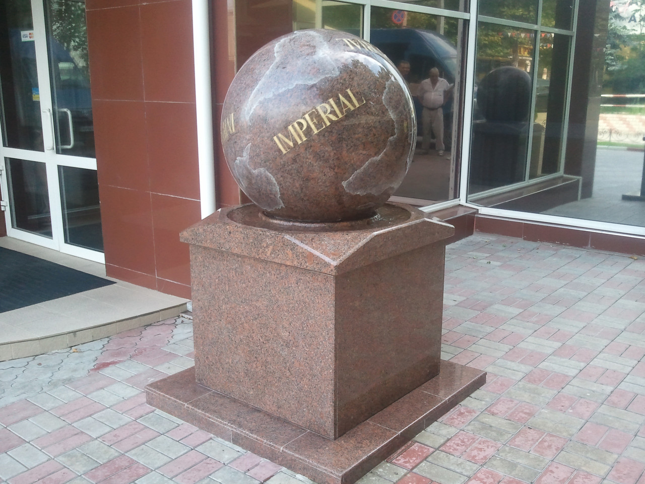 Фонтан із граніту "Плава куля" від виробника 700 мм