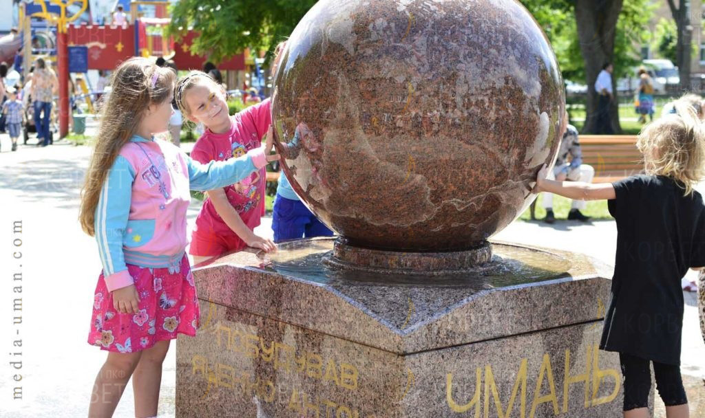 Фонтан "Плаваюча куля" із граніту під замовлення 1000 мм