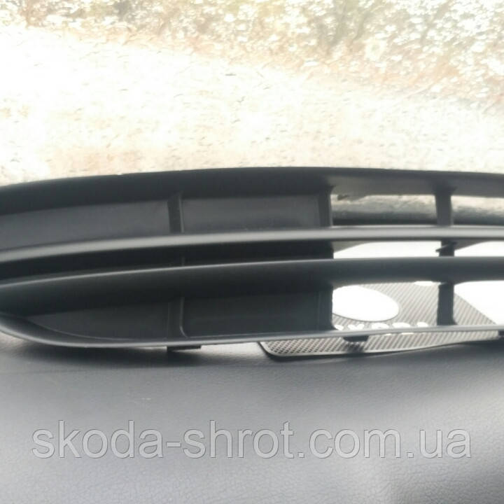 Решітка бампера права Skoda SuperB Суперб -1. 2002-2008 3U0853666