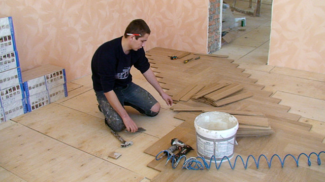 Укладання паркет на клей, плюс кріплення цвяхами