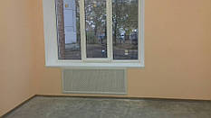 Решітка на батарею в ніші під вікном