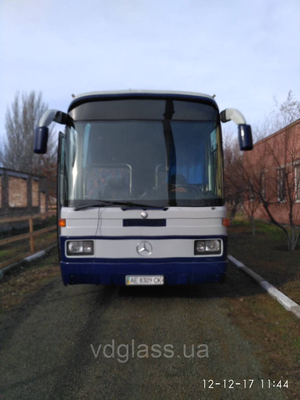 Mercedes Benz O303-15RH лобове скло із двох частин (верх+низ) на території фірми