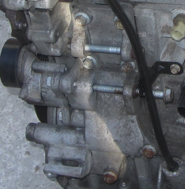 04891592AA Кронштейн генератора Dodge Caliber Jeep Compass Patriot, фото 1