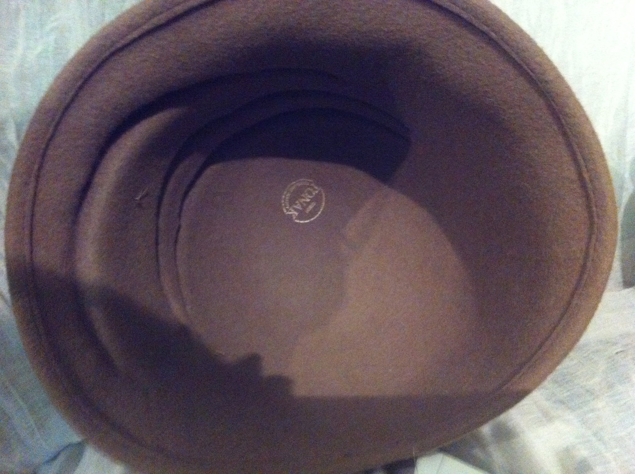 Фетровая шляпка с маленькими полями украшена выпуклыми складками - фото 8 - id-p67462787