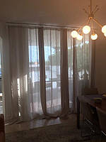 Полупрозрачный бежевый тюль под лен в кухне-студио