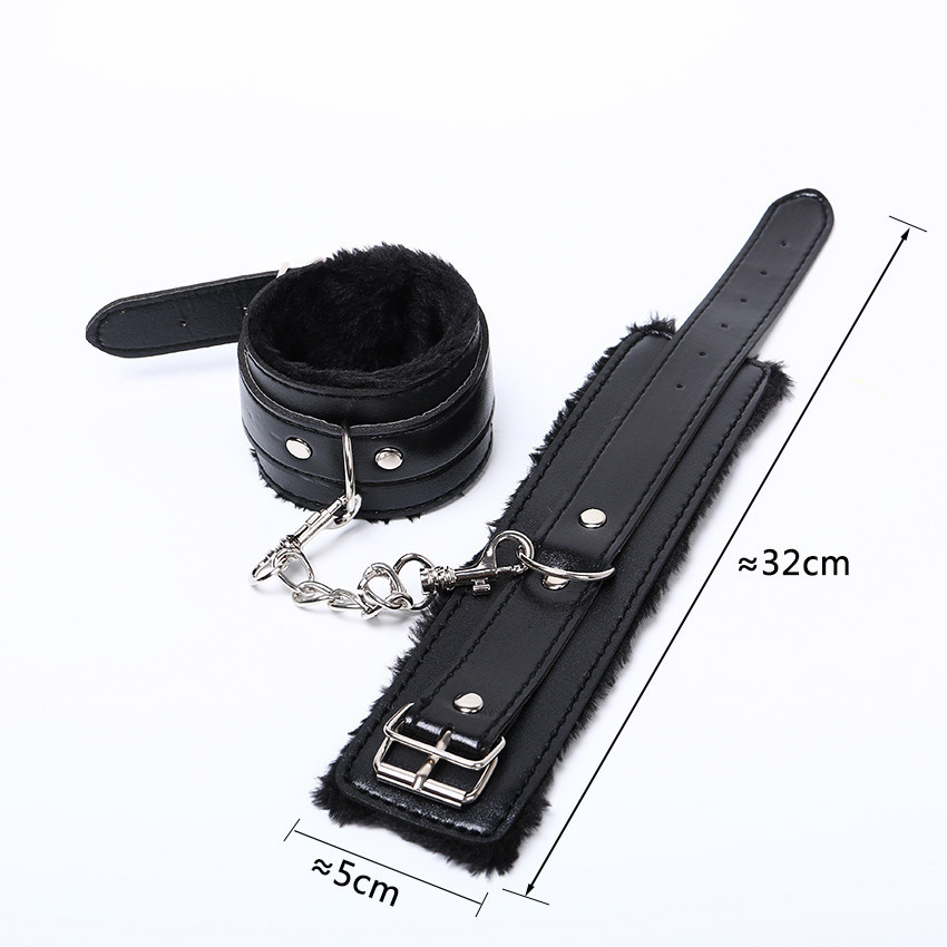 Чорні шкіряні БДСМ наручники з хутром для рольових садо-масо ігор