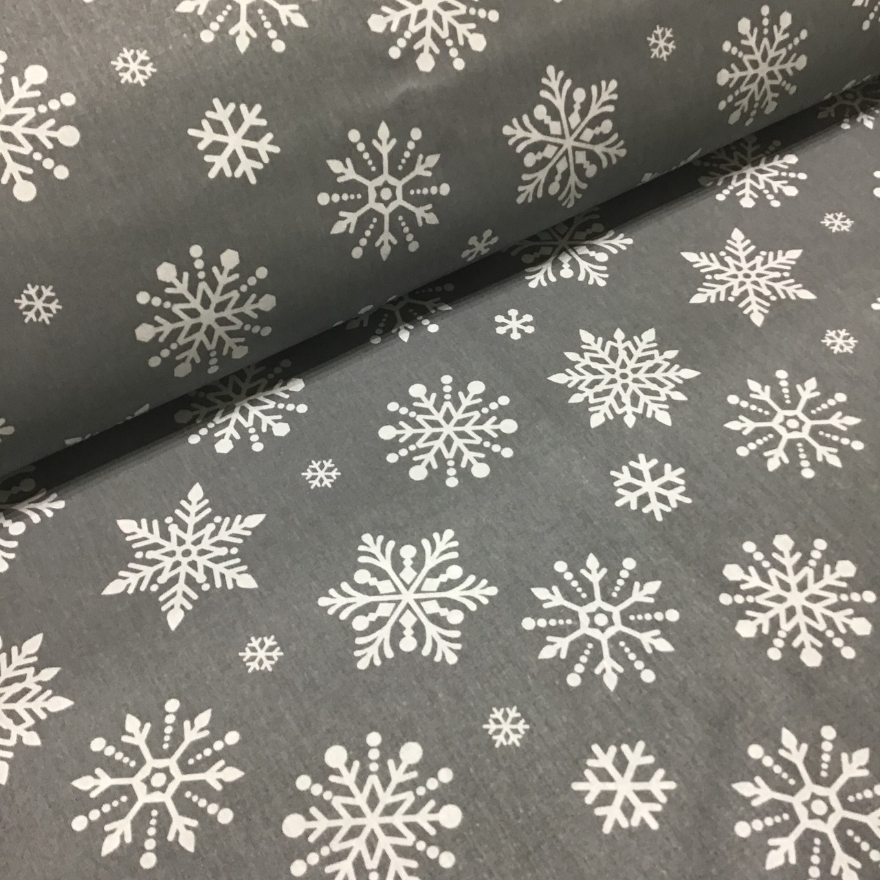 Тканина бавовняна новорічна, білі великі сніжинки на сірому, фото 1