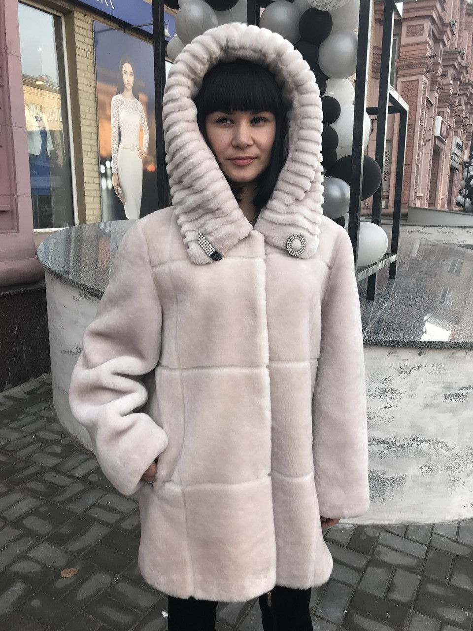 Шуба жіноча натуральна мутонова біла з капюшоном з куліскою