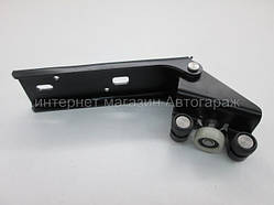 Ролик правій бічній, розсувних дверей (середина з важелем) на Рено Трафік 01-> - ROLL — RT08