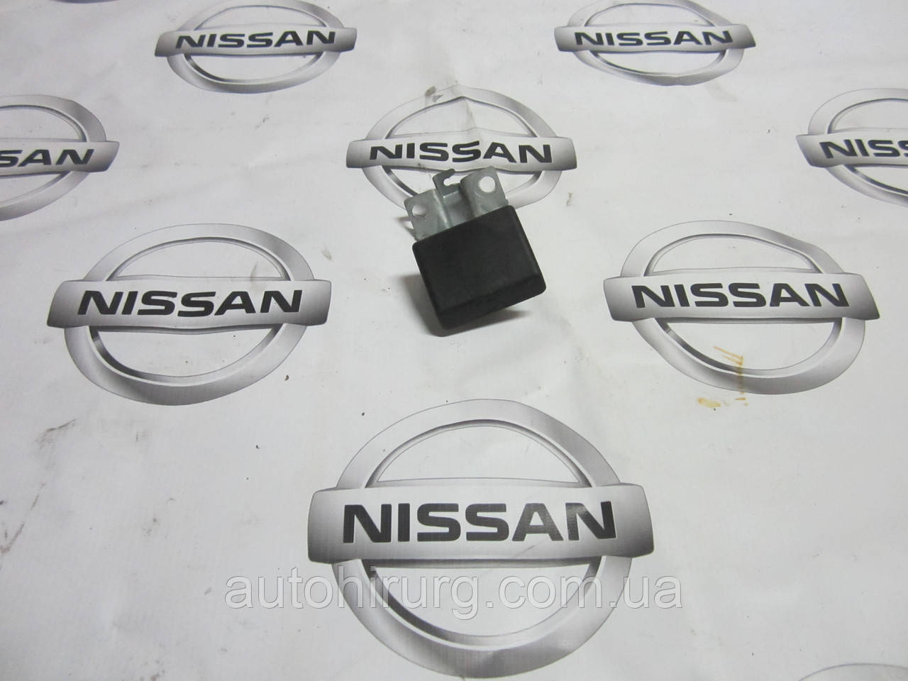 Ручка відкривання капота Nissan Navara D40