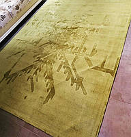 Жовтий килим із вичавленим абстрактним візерунком