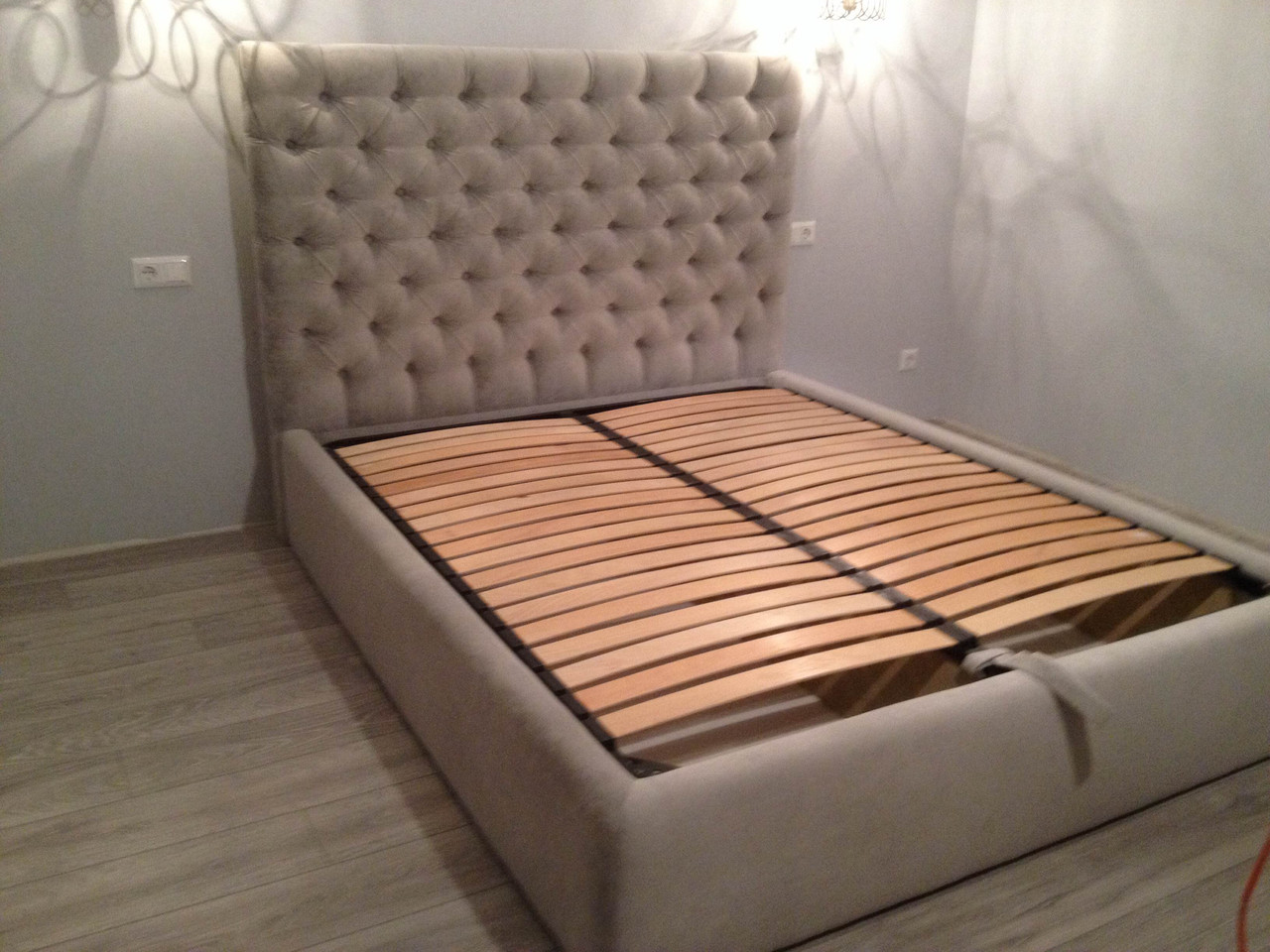 Двоспальне Ліжко Nice 160*200 з підйомним механізмом і м'яким високим узголів'ям честер з стяжками в Одесі