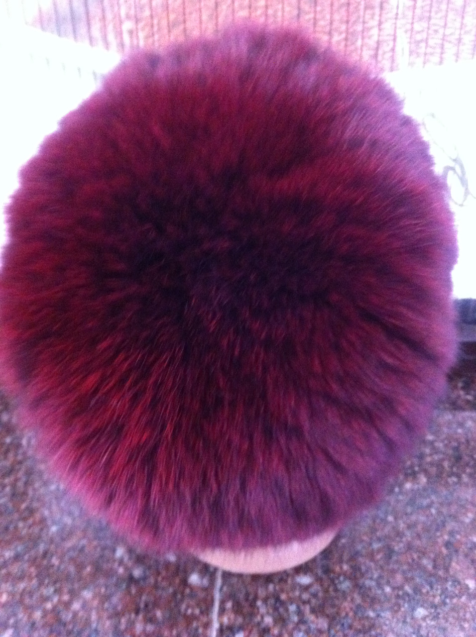 Меховая шапка из песца вишнёвого цвета на вязанной основе - фото 6 - id-p68309734