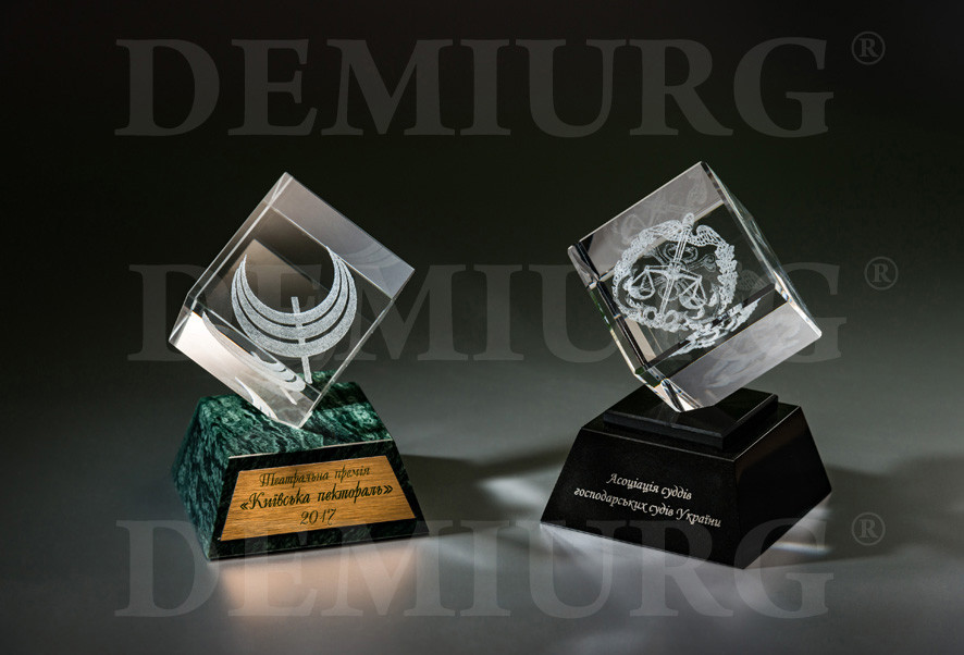 Наградные статуэтки из стекла кубической формы с лазерной 3D гравировкой