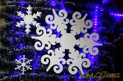 Сніжинки з пінопласту