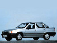 Боковое стекло задней двери Opel Kadett E седан '85-91 левое (XYG)