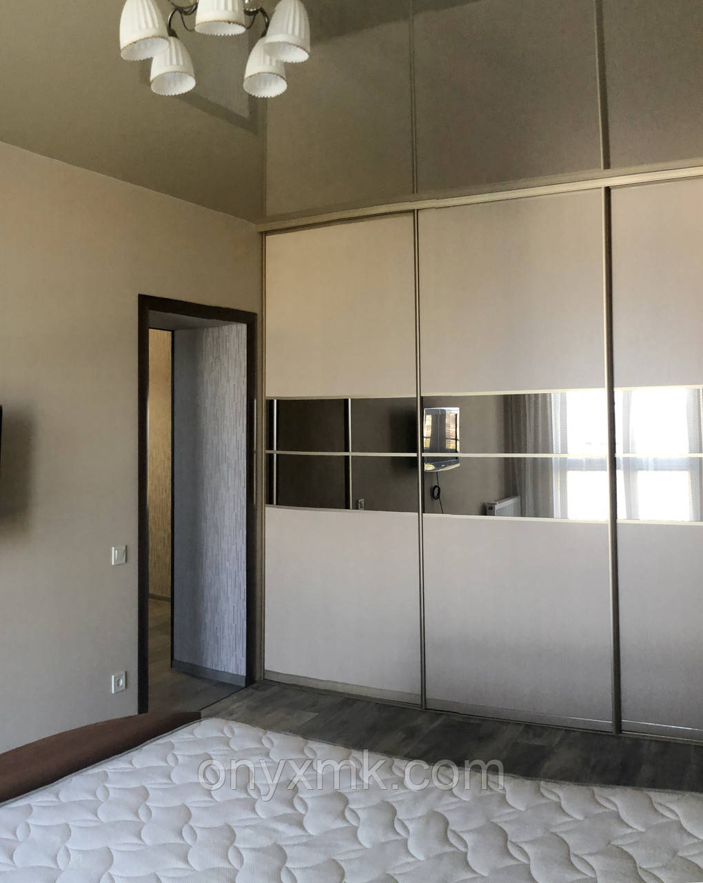 Шафа-купе з бронзовим склом