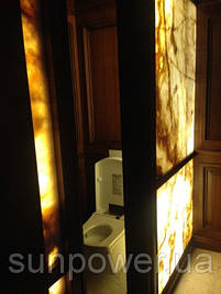 Светодиодная подсветка панелей из оникса в коридорах к ванным комнатам.