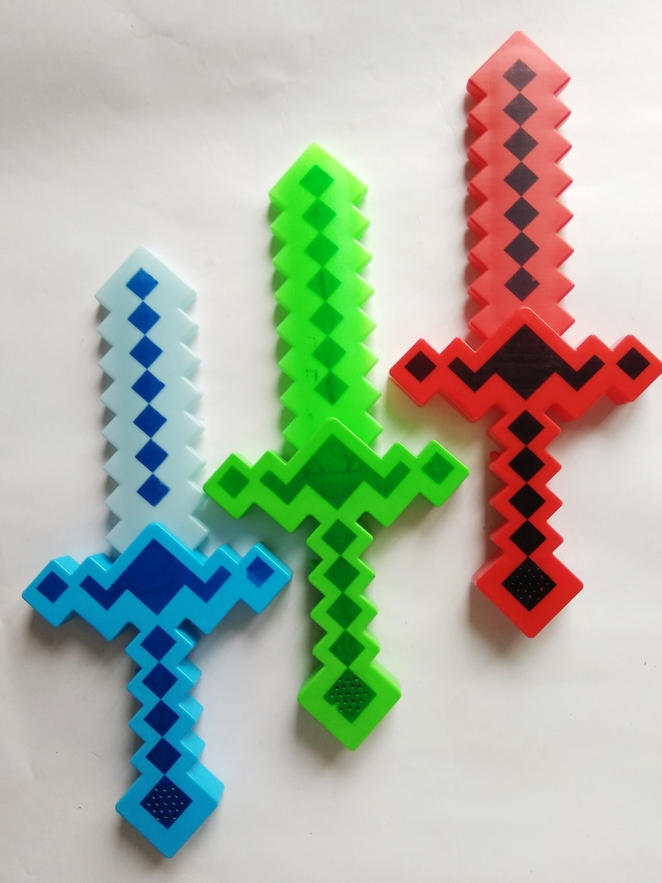 Даймонд меч. Меч майнкрафт. Мечи майнкрафт алмазный меч. Меч из майнкрафта. Алмазный меч майнкрафта.