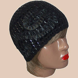 В'язана жіноча шапка чорного кольору з елементами шкіри