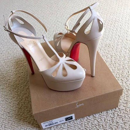 Жіночі білі босоніжки Louboutin Amyada 16 см Лабутини туфлі з червоною підошвою шкіра лабутин, фото 1