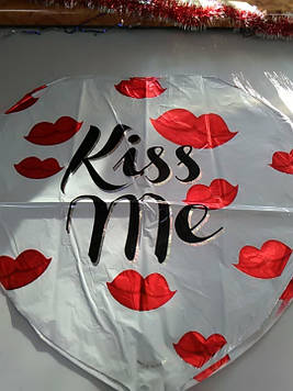 Гелієва кулька фольгований у формі серця з написом kiss me
