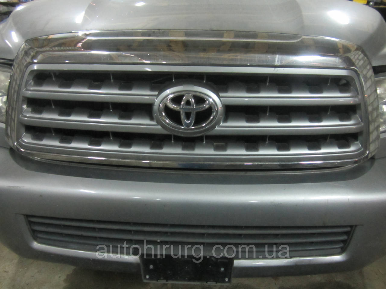 Решітка радіатора (капота) Toyota Sequoia