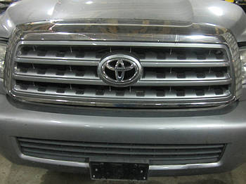 Решітка радіатора (капота) Toyota Sequoia